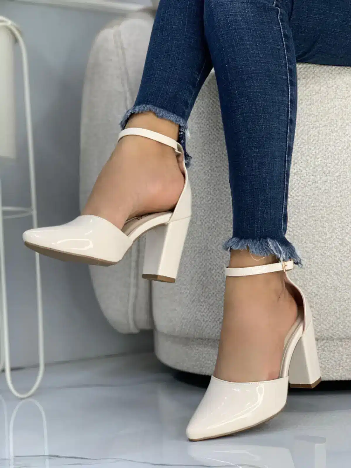 zapato-para-mujer-tacon-cubano-color-crema