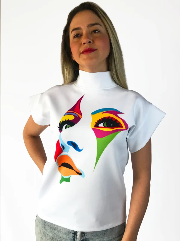 Blusa informal con estampado de Caras. - Imagen 3