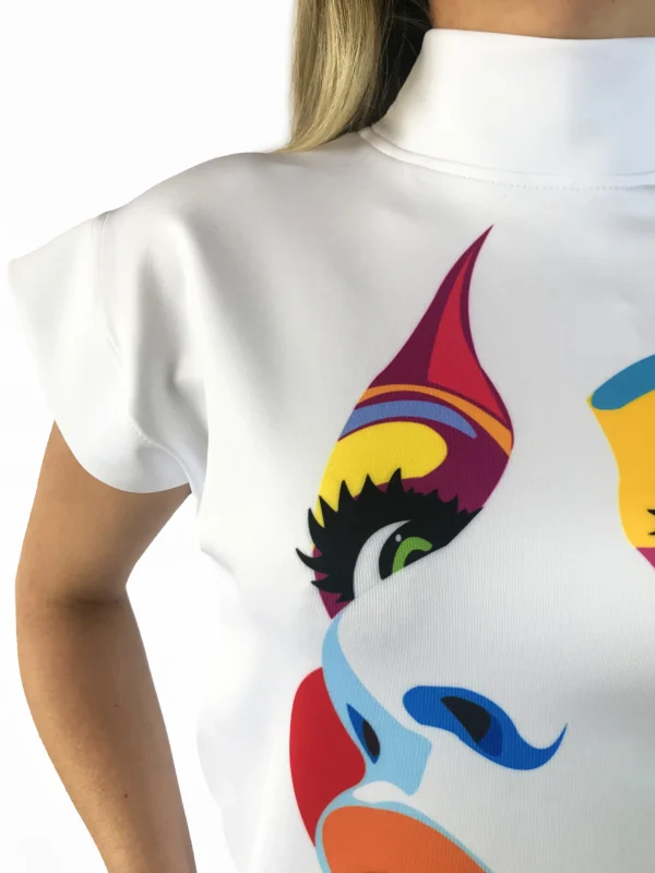 Blusa informal con estampado de Caras. - Imagen 4