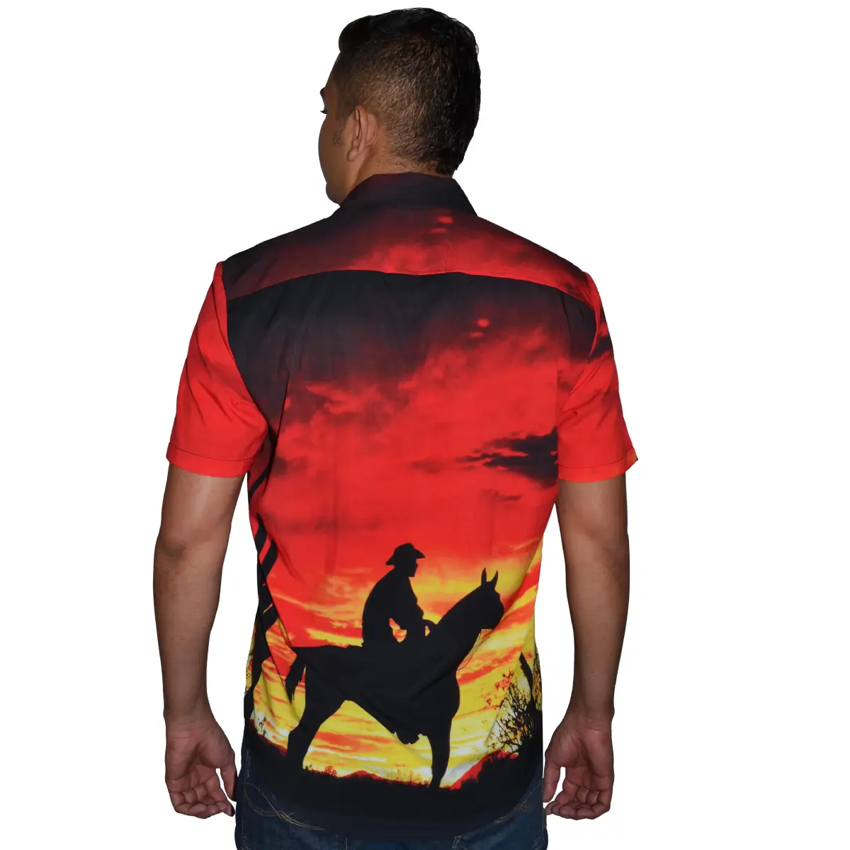 Camisa casual masculina con estampado llanero y fondo de cabalgata