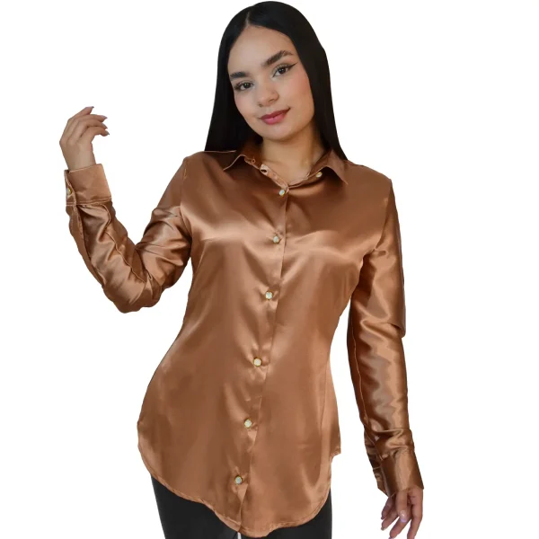 Camisa en satín Slim Fit para mujer, color ocre.