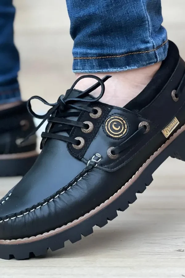 Zapato de cuero para hombre con suela de caucho robusta y costuras decorativas, ideal para un estilo casual y elegante.