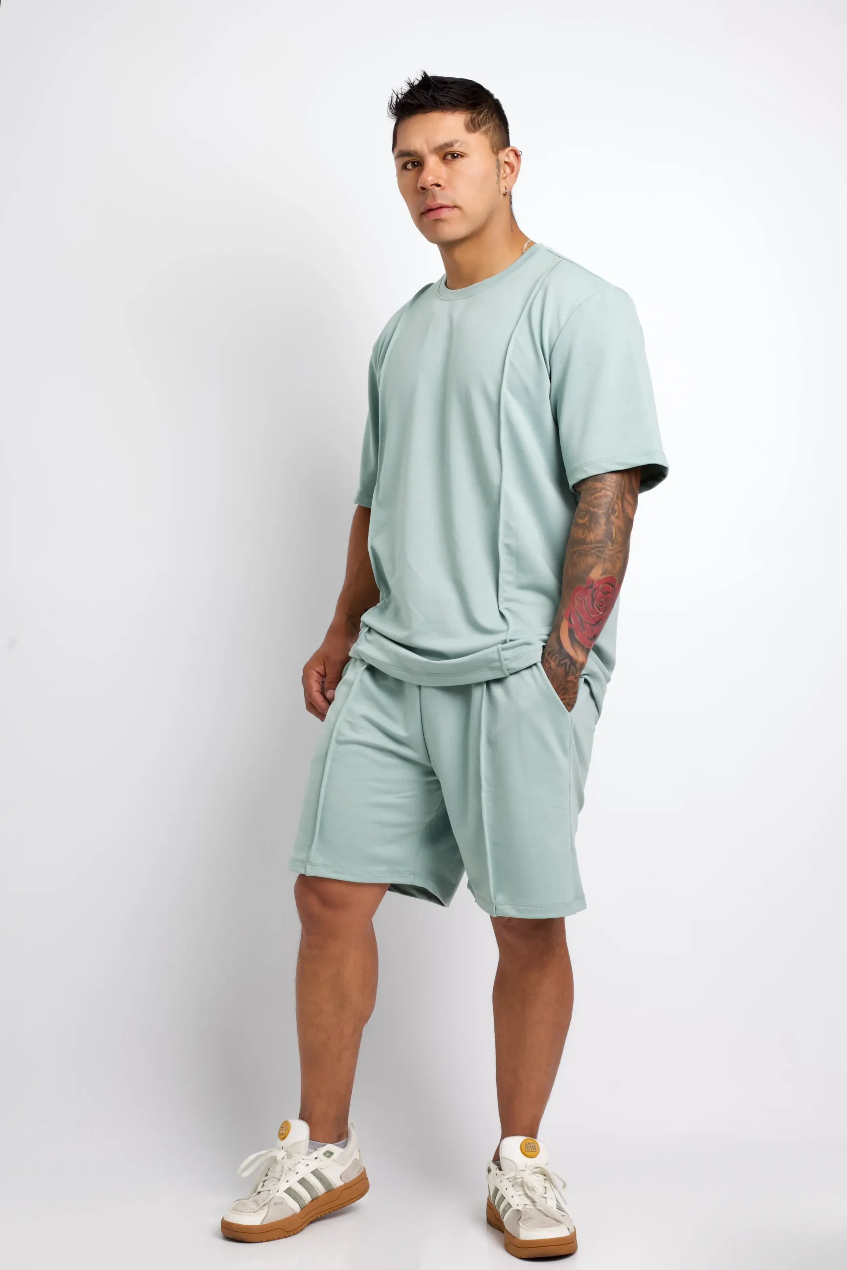 Conjunto de camiseta y shorts para hombre, color verde claro.