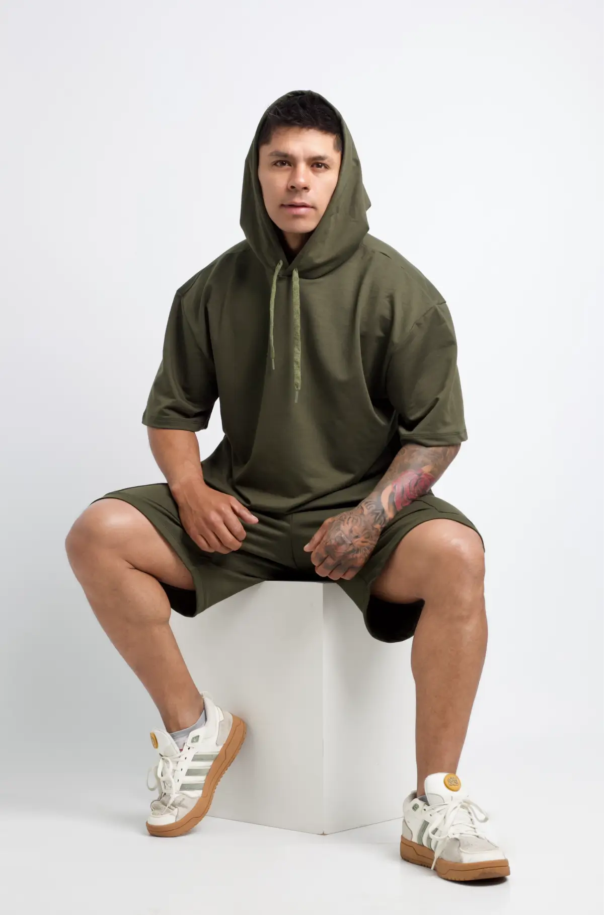 Conjunto deportivo para hombre, shorts y buzo con capucha verde militar.