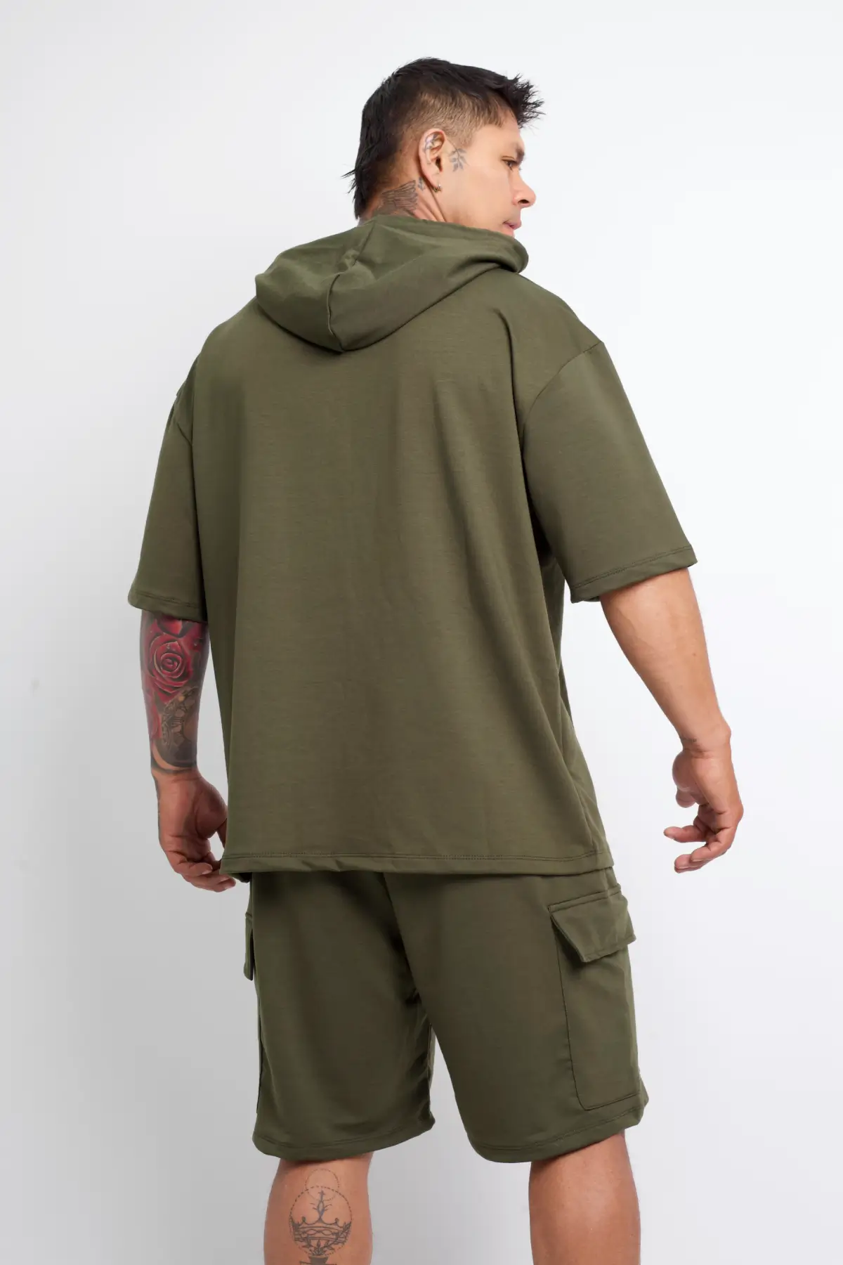 Conjunto camiseta y short para hombre | look urbano - Imagen 3