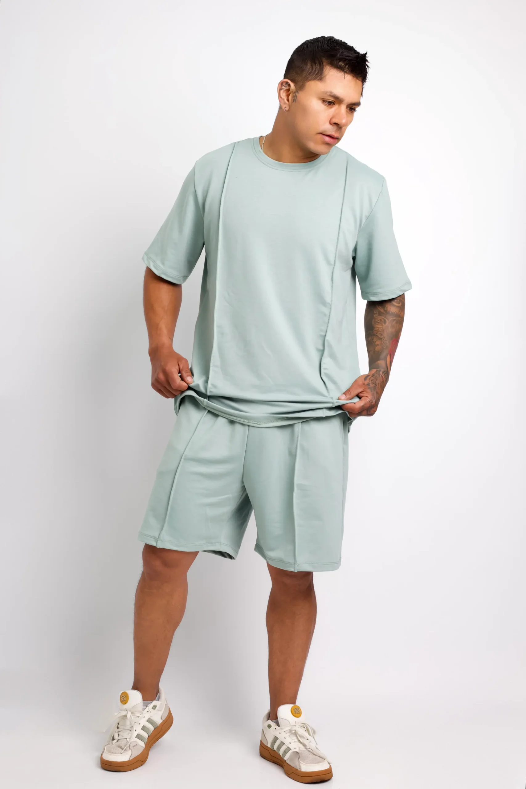 Conjunto de camiseta oversize y shorts con costuras.