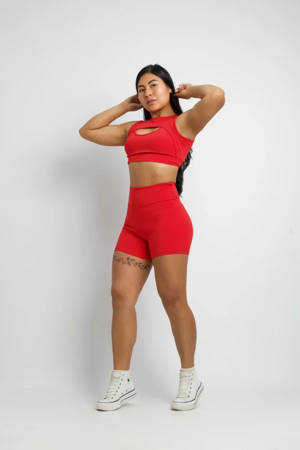 Conjunto-deportivo-color-rojo-para-mujer-shorts-y-top-con-abertura.