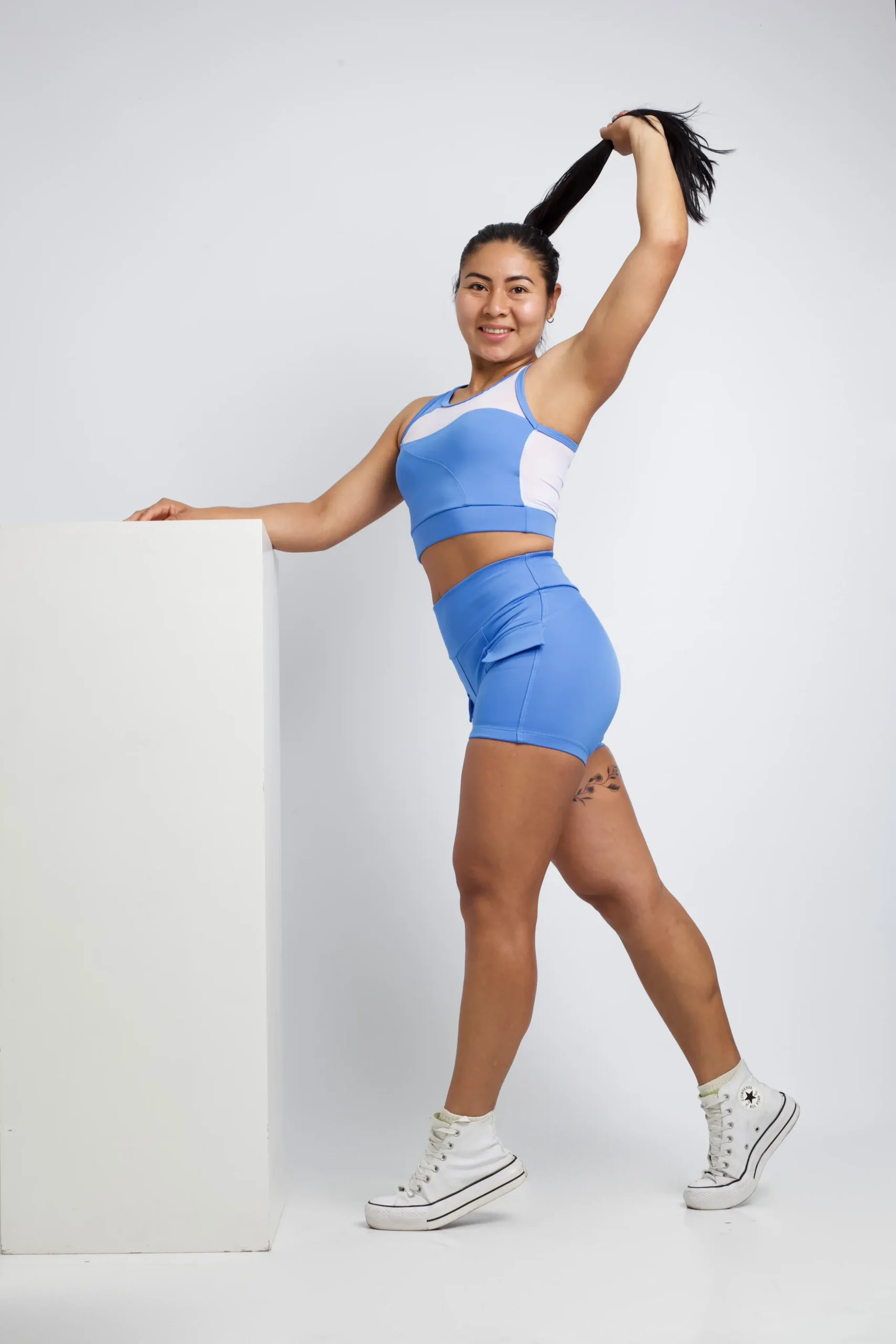 Conjunto-fitness-de-2-piezas-para-mujer-con-short-de-bolsillos-laterales-y-top-con-detalles-de-malla