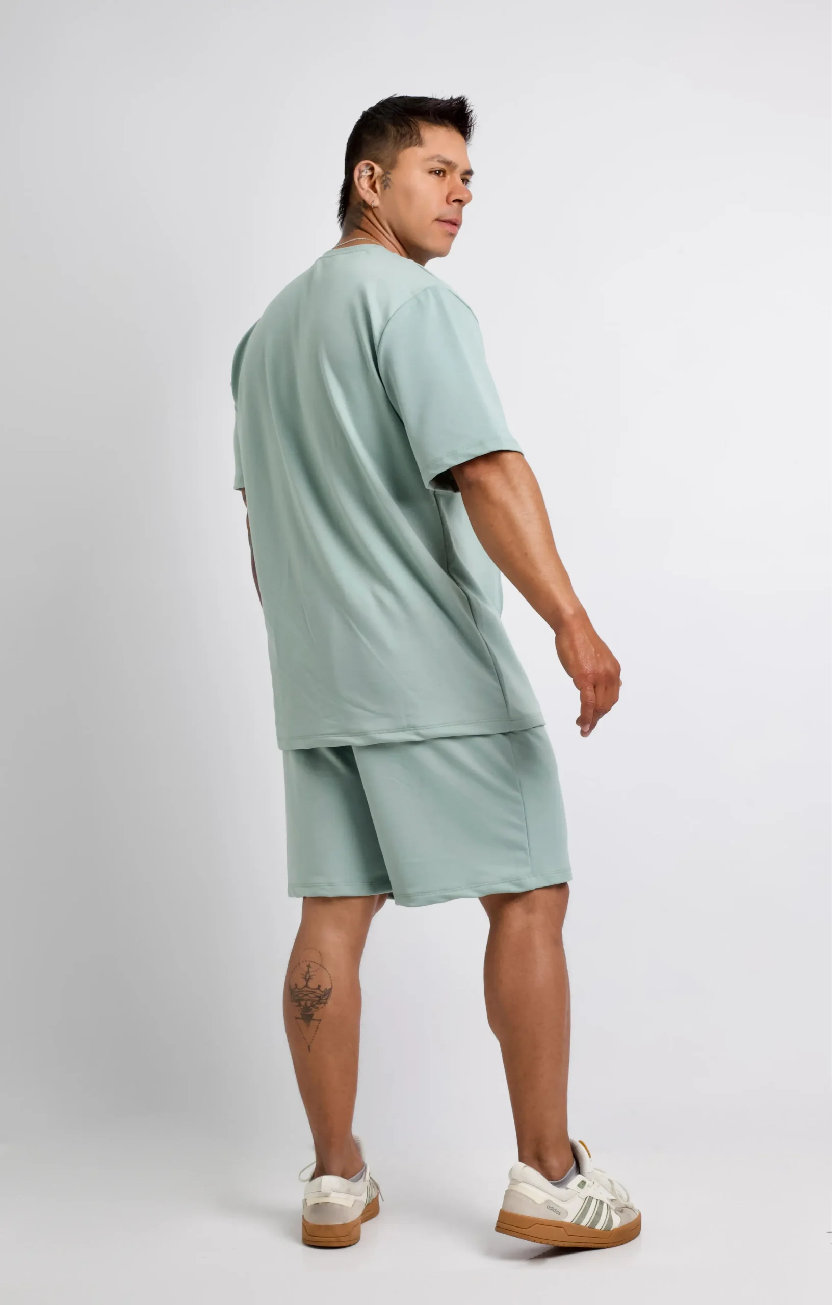Ropa deportiva para hombre, camiseta y shorts amplios.