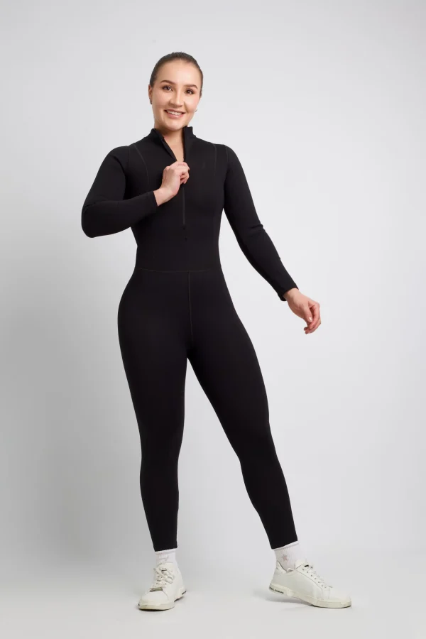 Enterizo deportivo negro para mujer en tela de compresión que moldea la figura, ideal para gimnasio y fitness.
