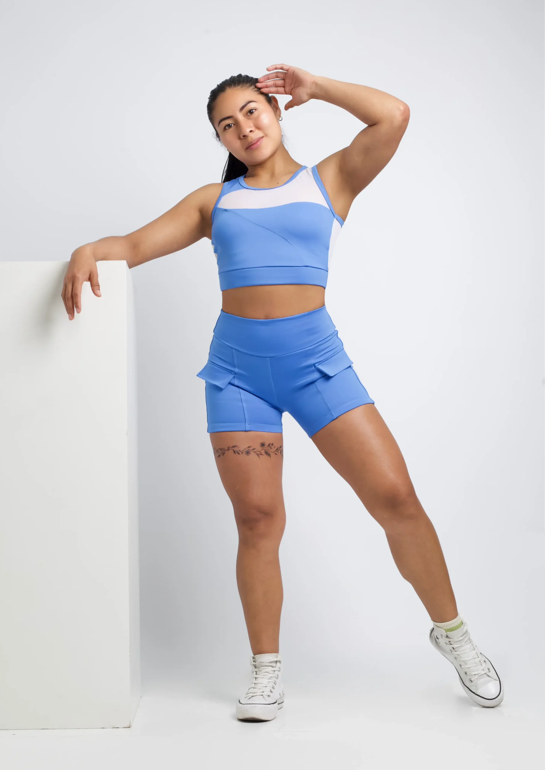 Conjunto-fitness-de-2-piezas-para-mujer-con-short-de-bolsillos-laterales-y-top-con-detalles-de-malla