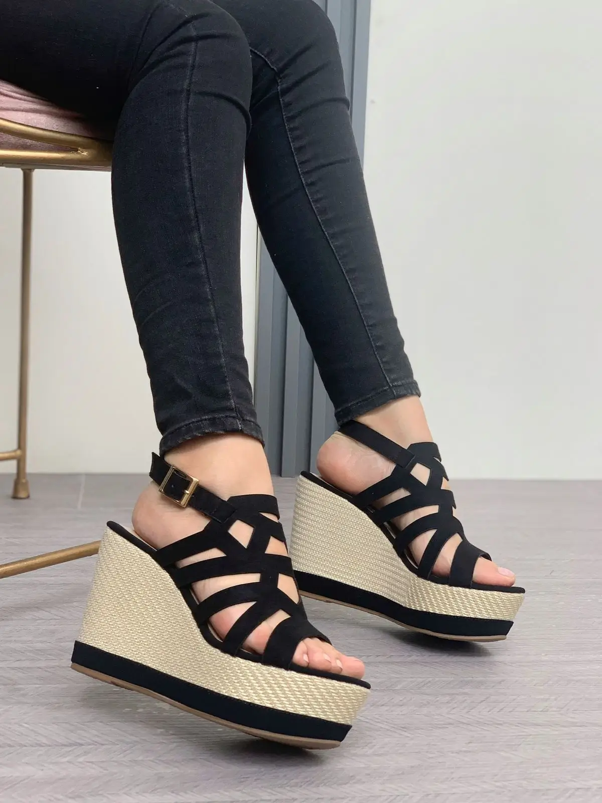 Sandalia de plataforma para mujer con diseño de corte láser y suela de yute