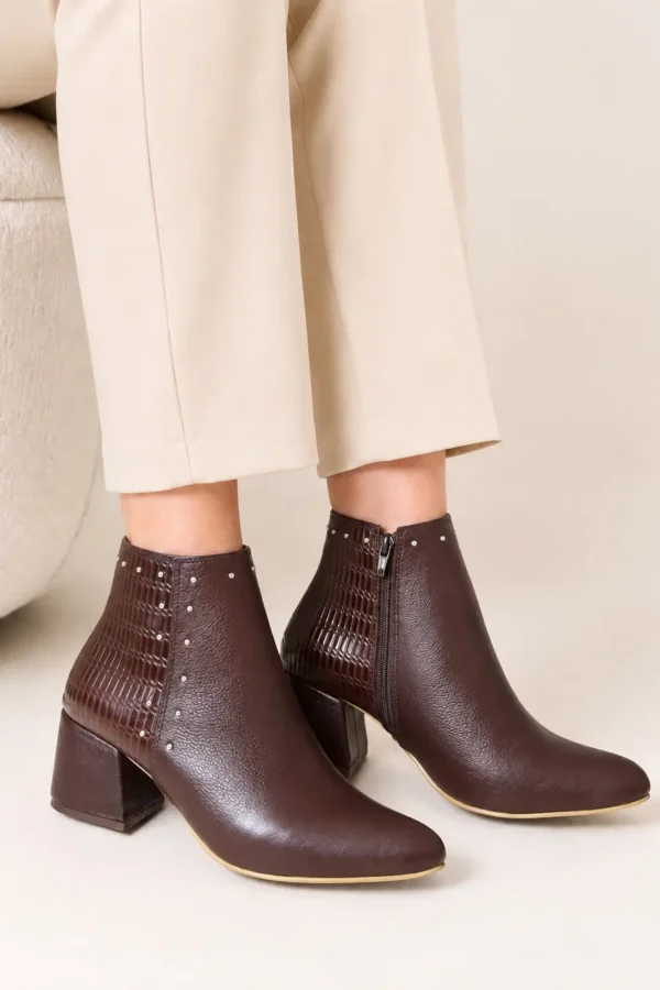 botines cuero mujer tacon medio con grabado en talon y tachuelas tacon de 5.5 cm hecho en Colombia