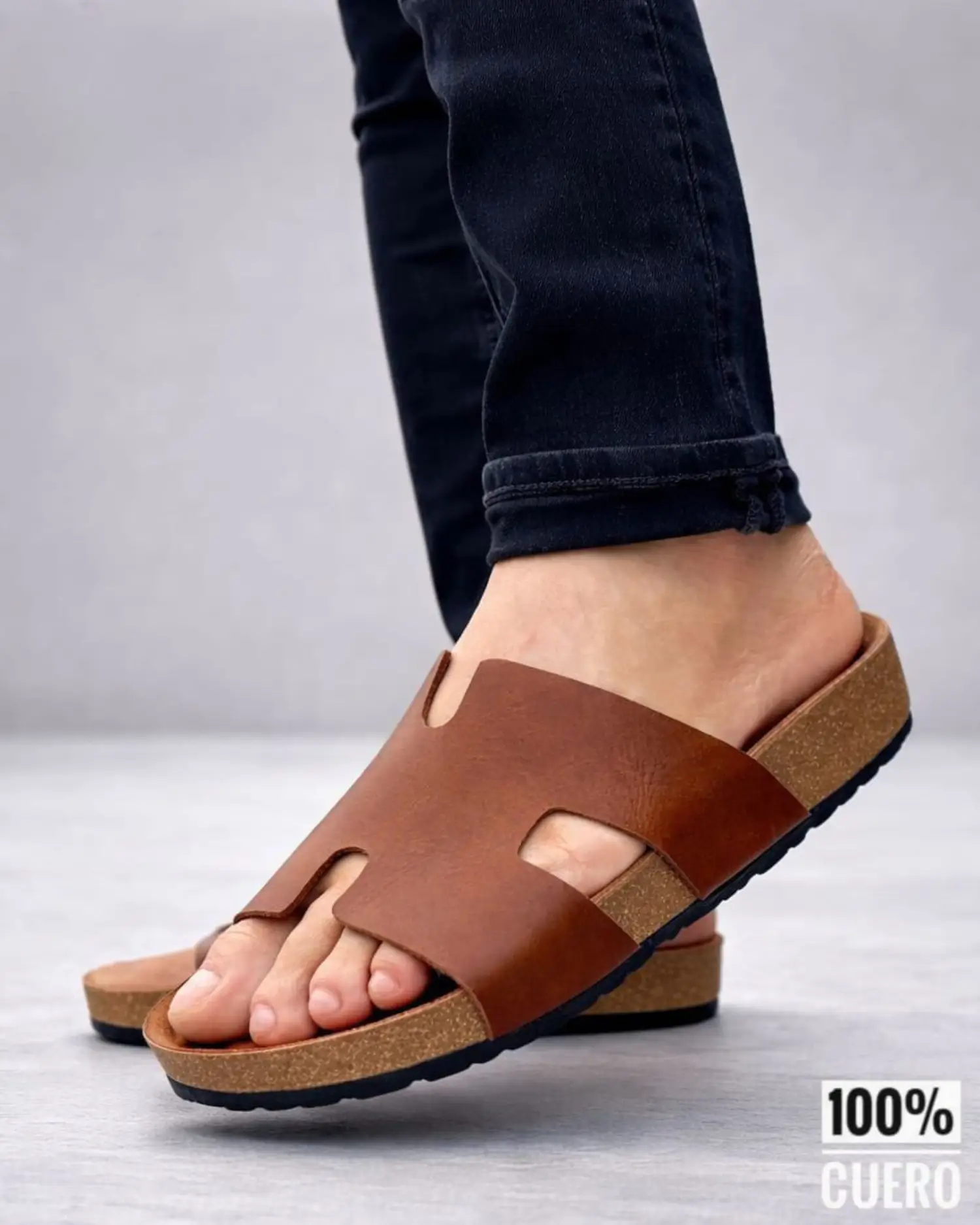 sandalia-para-hombre-en-cuero-color-miel
