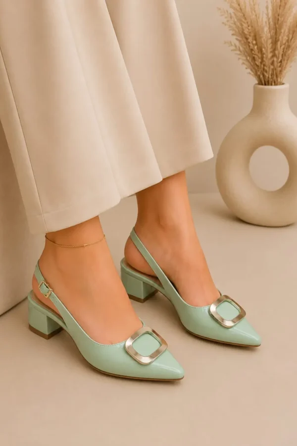 zapato slingback en charol para mujer con hebilla metálica frontal y tacón cuadrado bajo hecho en Colombia