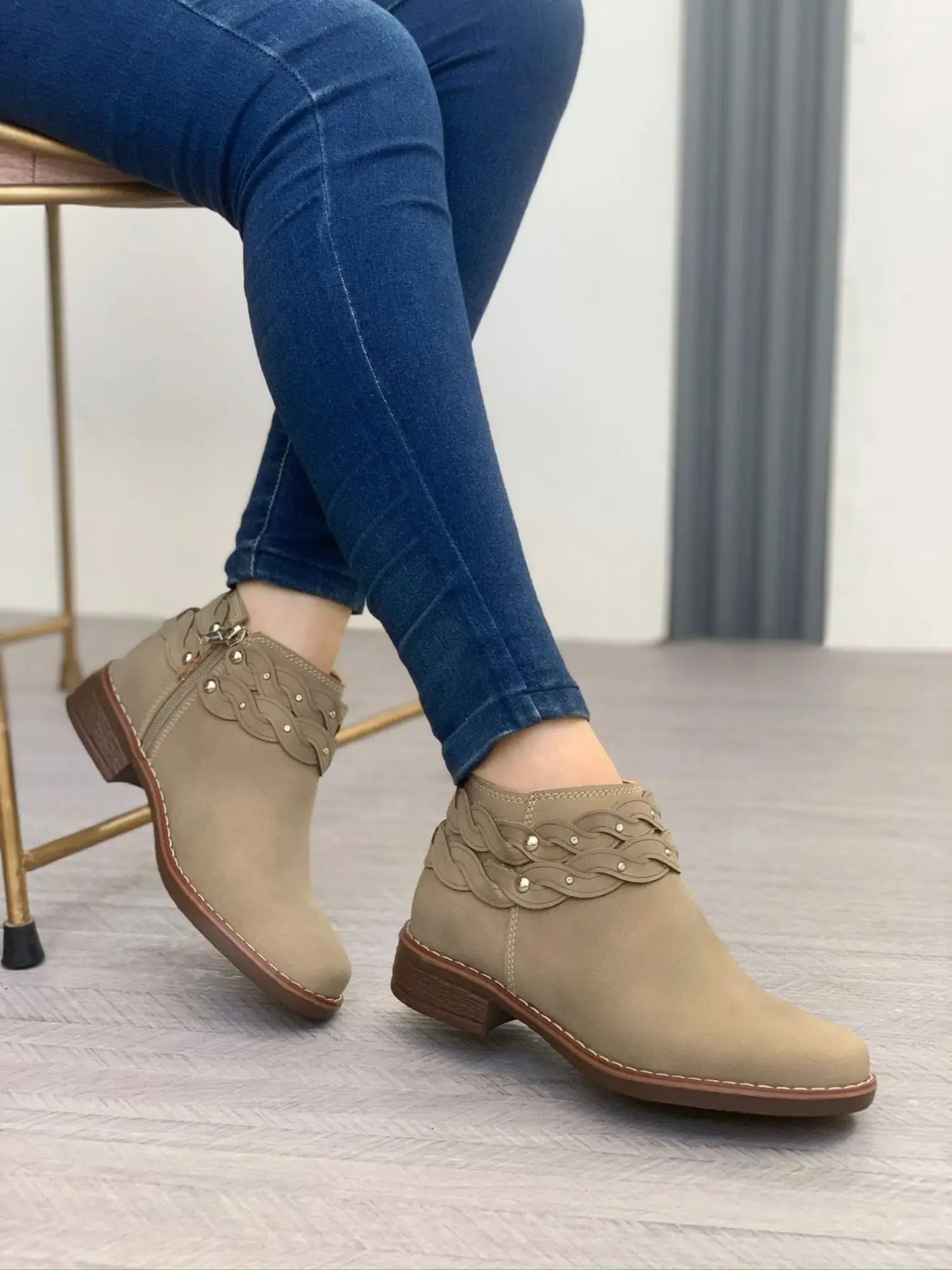 zapato-botin-suela-baja-para-mujer-color-beige