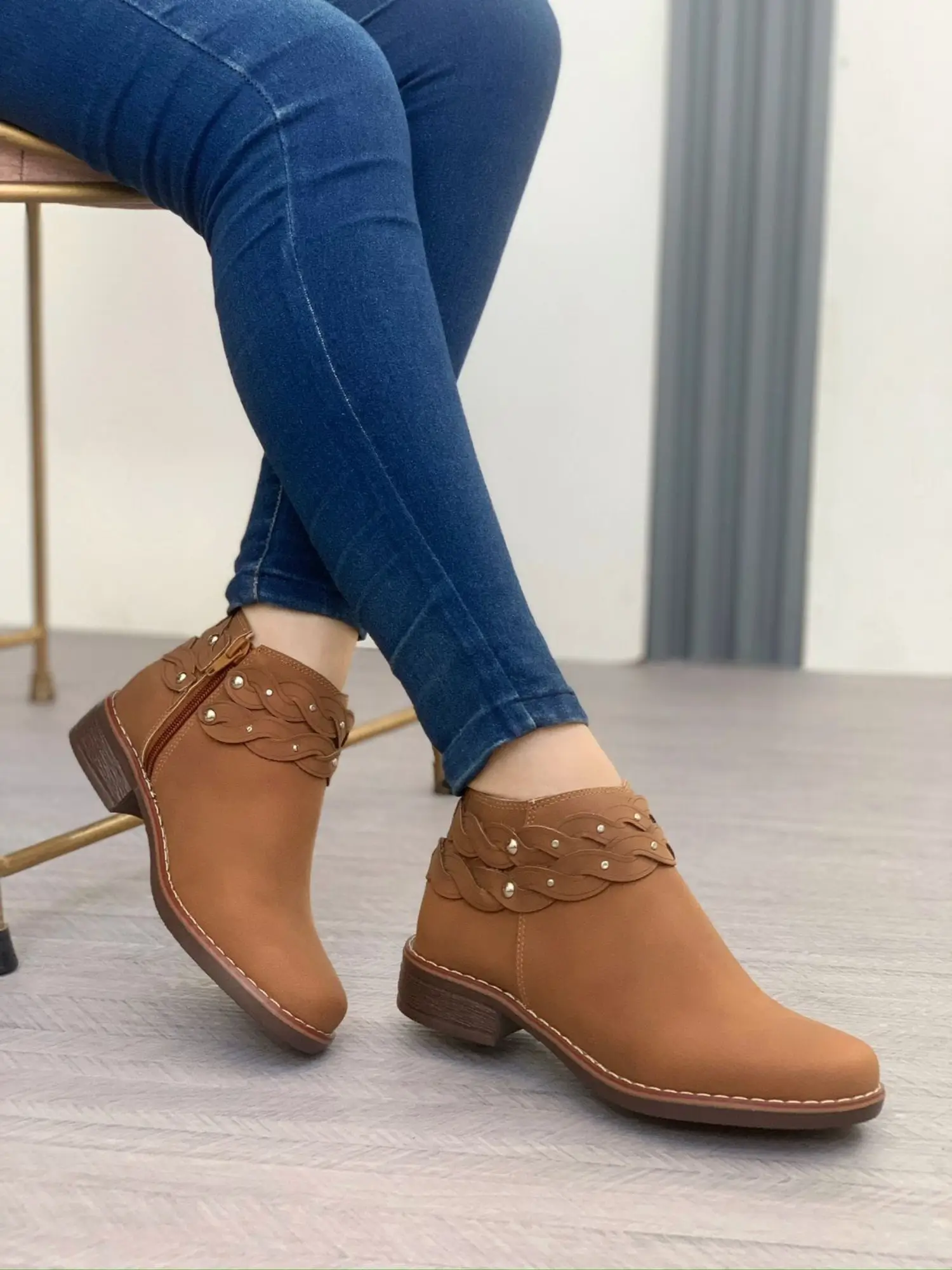 zapato-botin-suela-baja-para-mujer-color-miel