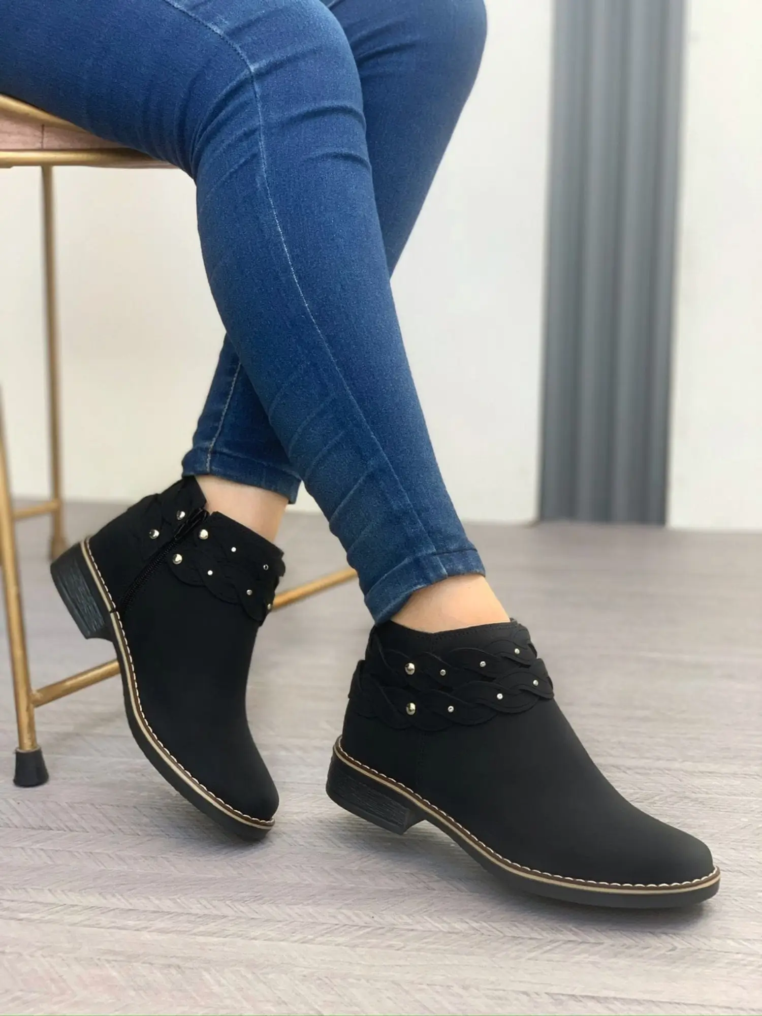 zapato-botin-suela-baja-para-mujer-color-negro