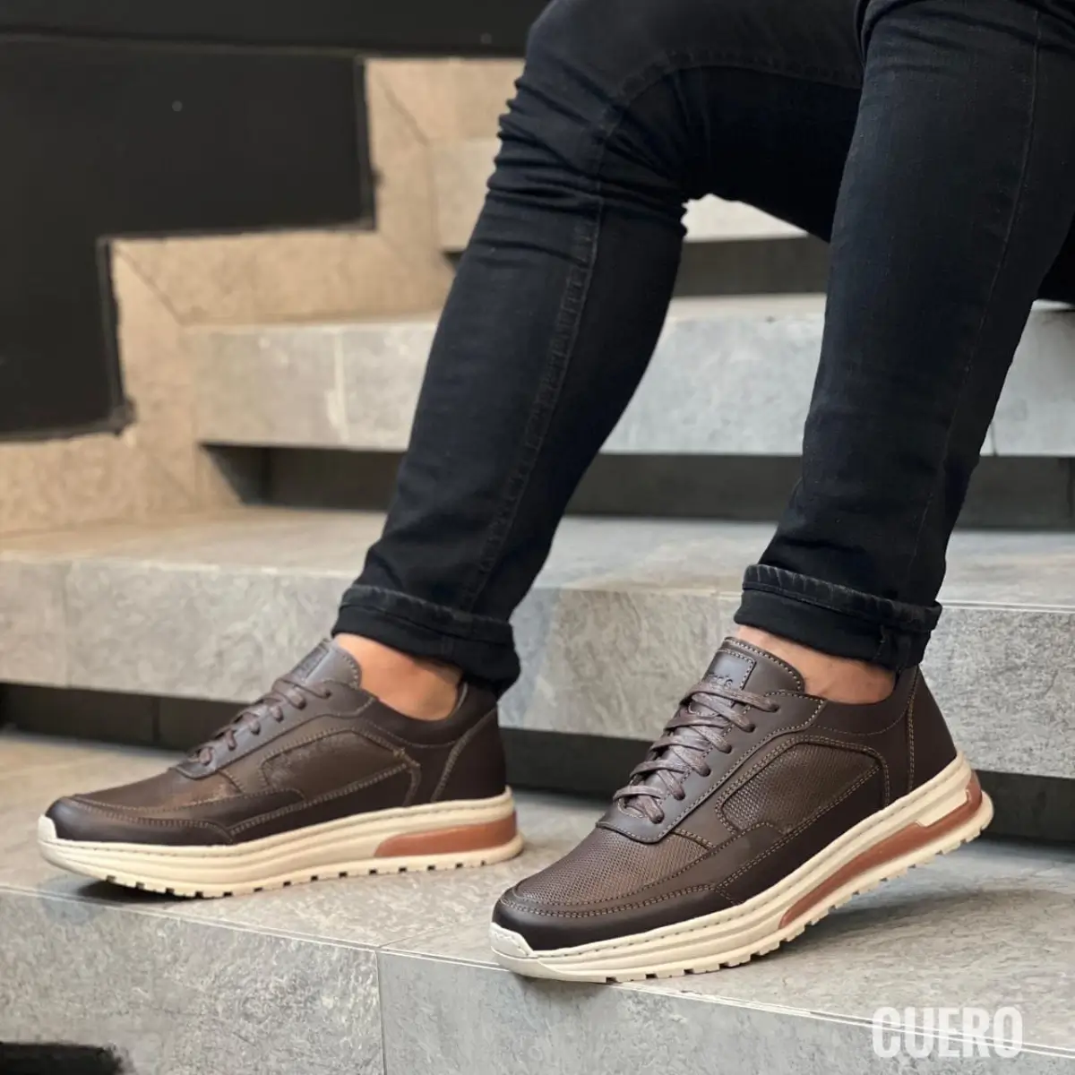 alt="Tenis masculinos de cuero artesanal con diseño ergonómico y acabados premium"