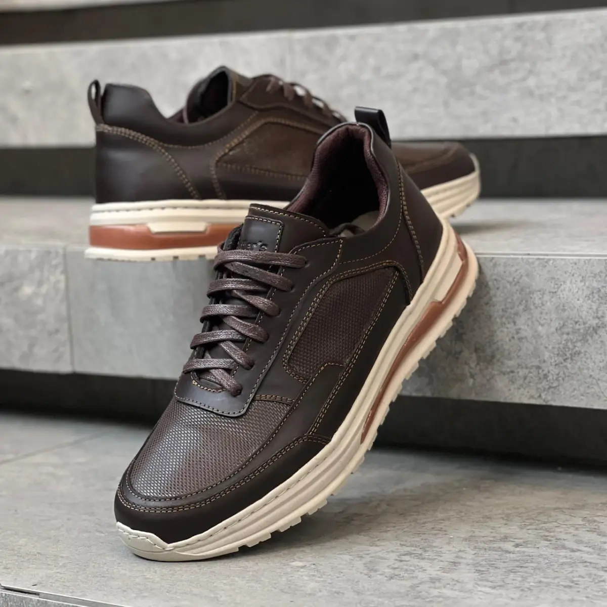 alt="Tenis masculinos de cuero artesanal con diseño ergonómico y acabados premium"