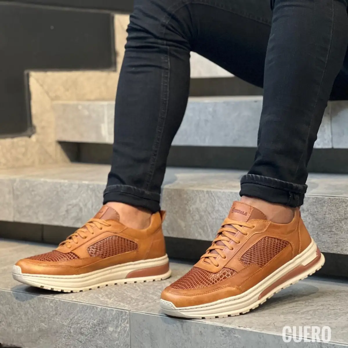 alt="Tenis masculinos de cuero artesanal con diseño ergonómico y acabados premium"