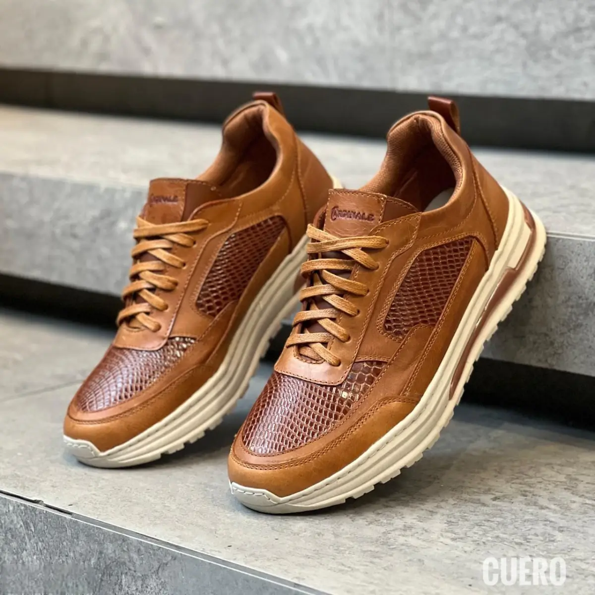 alt="Tenis masculinos de cuero artesanal con diseño ergonómico y acabados premium"