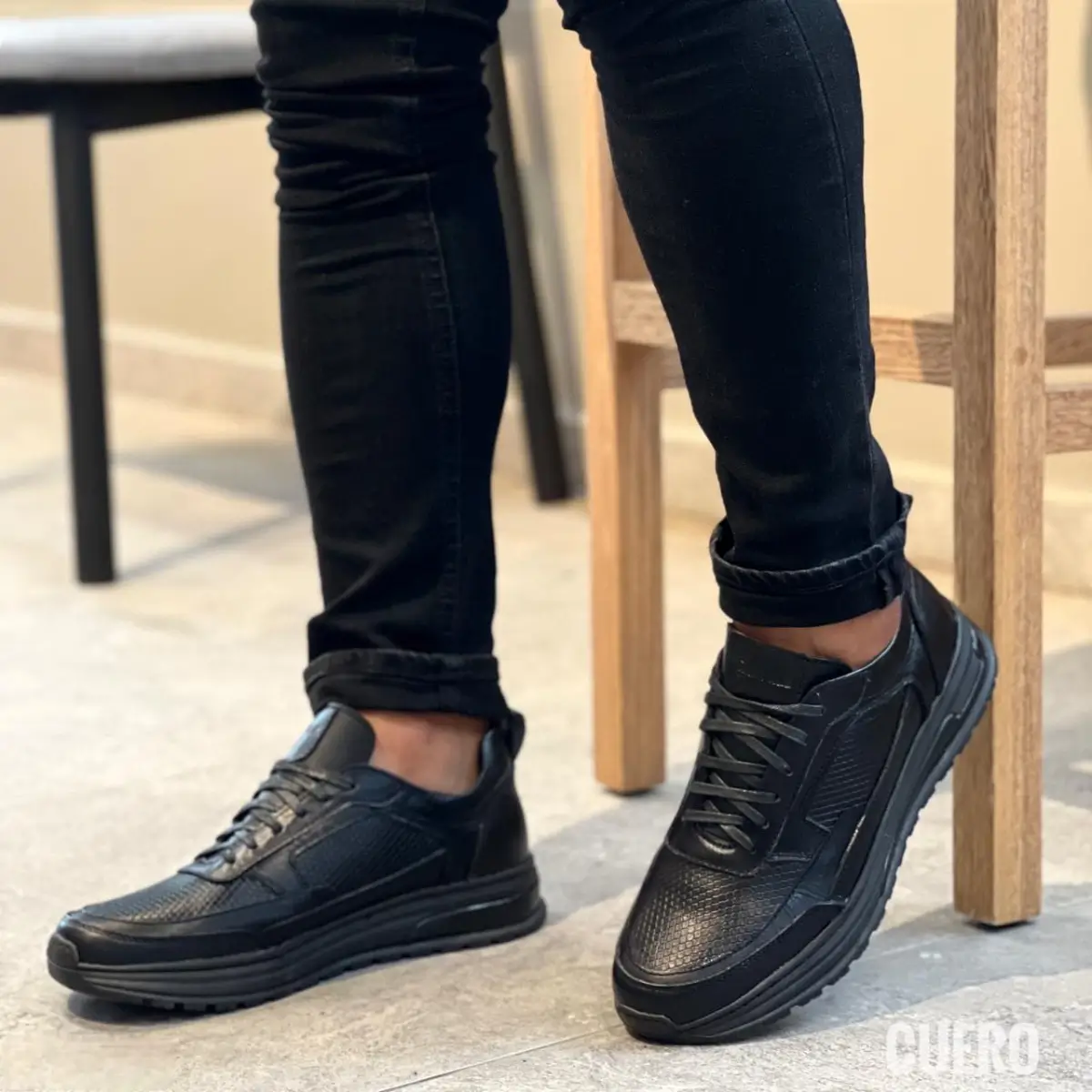 alt="Tenis masculinos de cuero artesanal con diseño ergonómico y acabados premium"