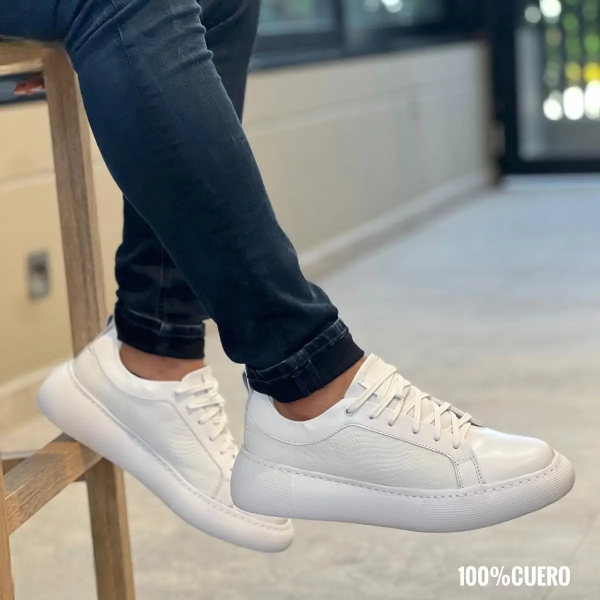 sneaker de cuero genuino para hombre con suela liviana blanca plantilla confort y textura artesanal grabada hecho en Colombia