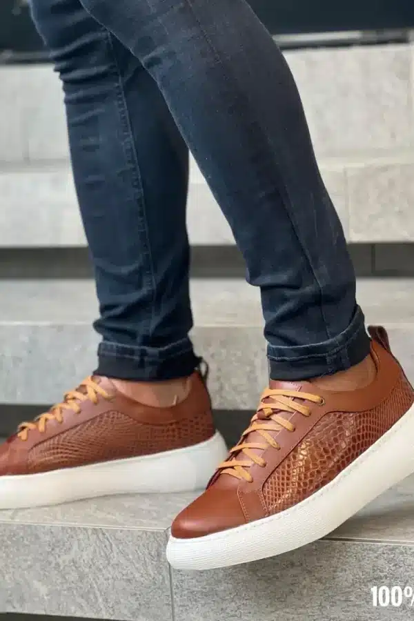 sneaker de cuero genuino para hombre con suela liviana blanca plantilla confort y textura artesanal grabada hecho en Colombia
