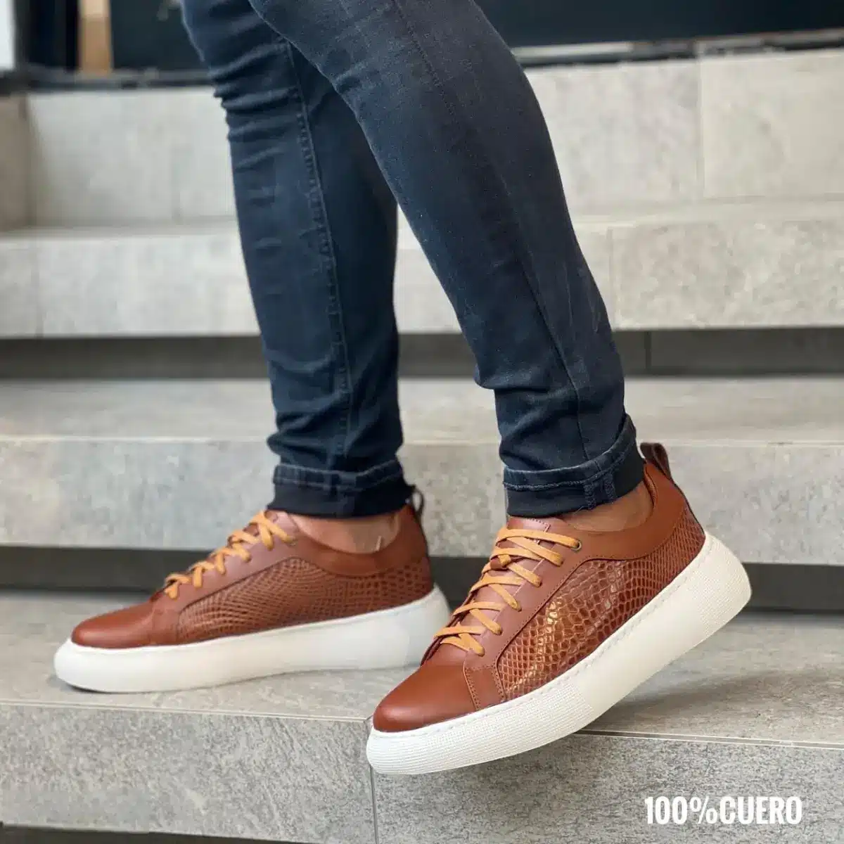 sneaker de cuero genuino para hombre con suela liviana blanca plantilla confort y textura artesanal grabada hecho en Colombia