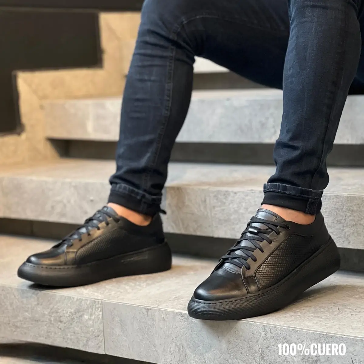 sneaker de cuero genuino para hombre con suela liviana blanca plantilla confort y textura artesanal grabada hecho en Colombia