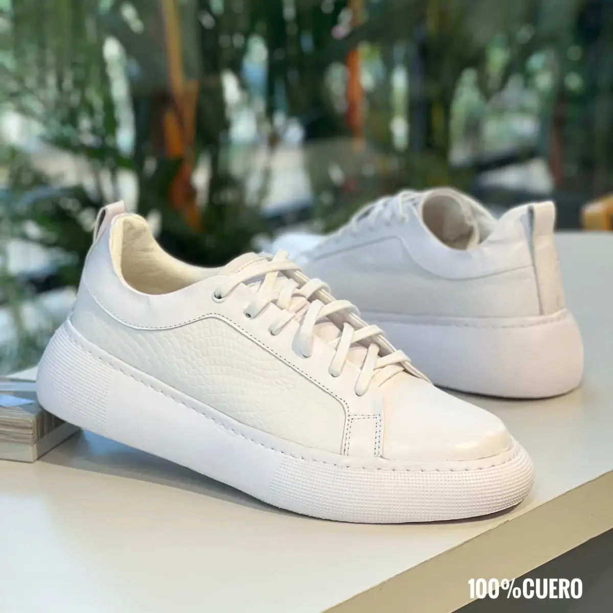 sneaker de cuero genuino para hombre con suela liviana blanca plantilla confort y textura artesanal grabada hecho en Colombia