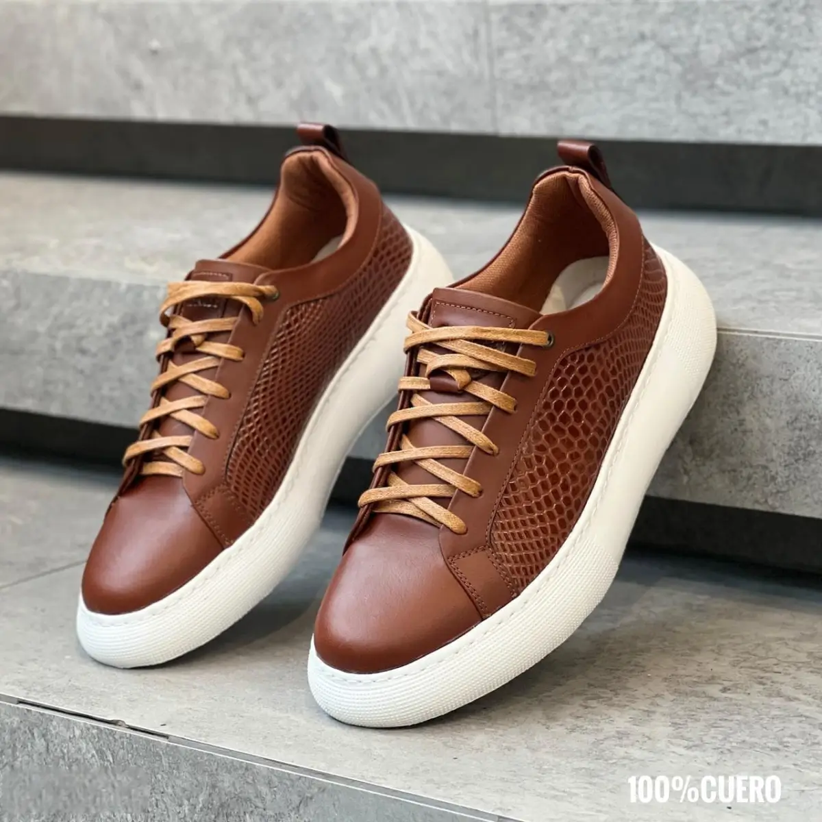 sneaker de cuero genuino para hombre con suela liviana blanca plantilla confort y textura artesanal grabada hecho en Colombia