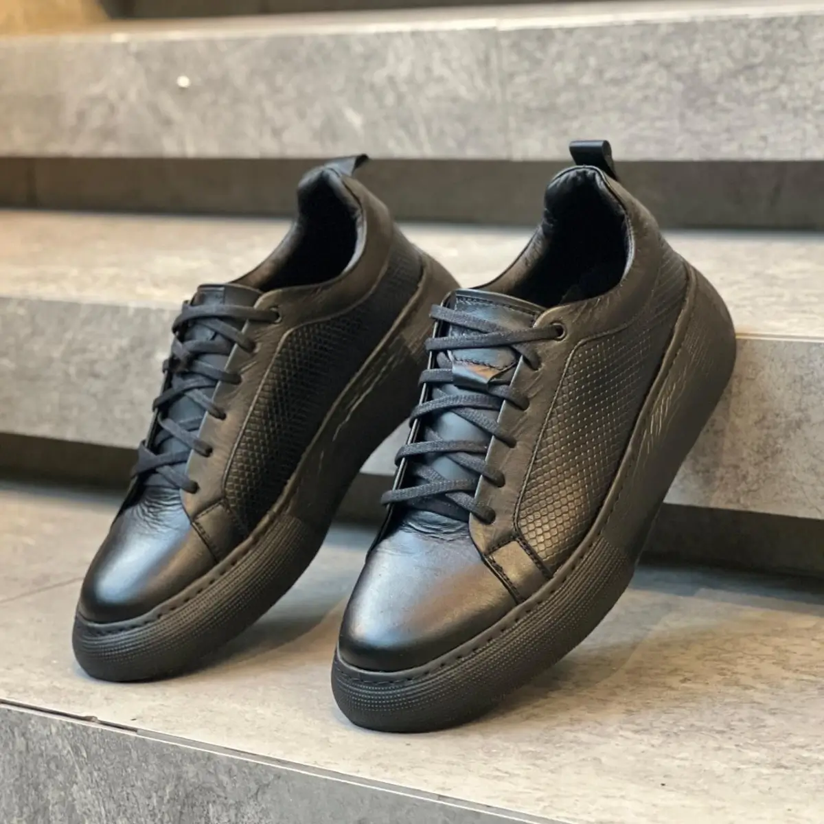 sneaker de cuero genuino para hombre con suela liviana blanca plantilla confort y textura artesanal grabada hecho en Colombia