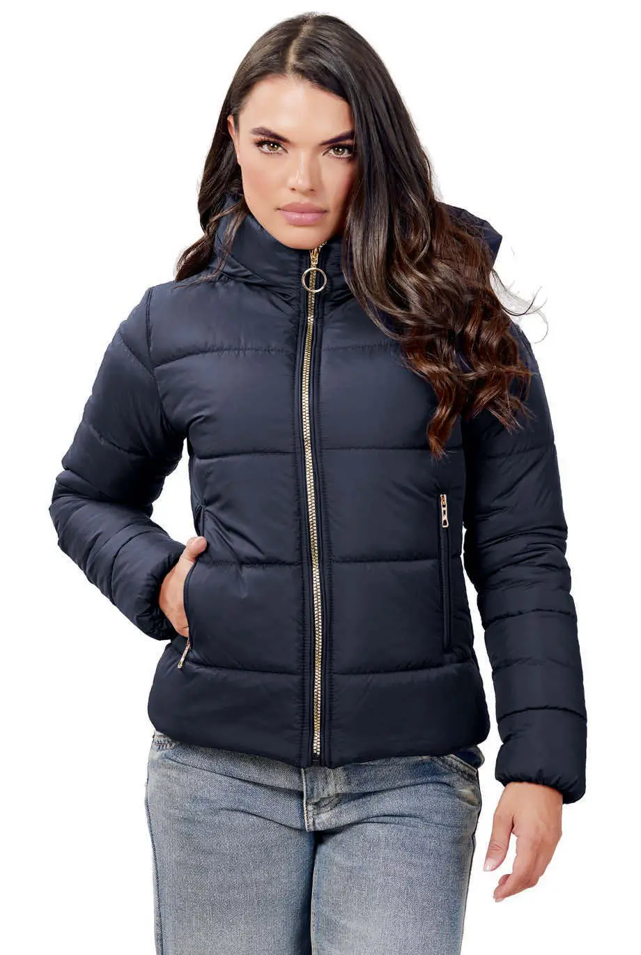 chaqueta acolchada mujer capota en tono negro con cremallera dorada y guata ligera hecha en Colombia