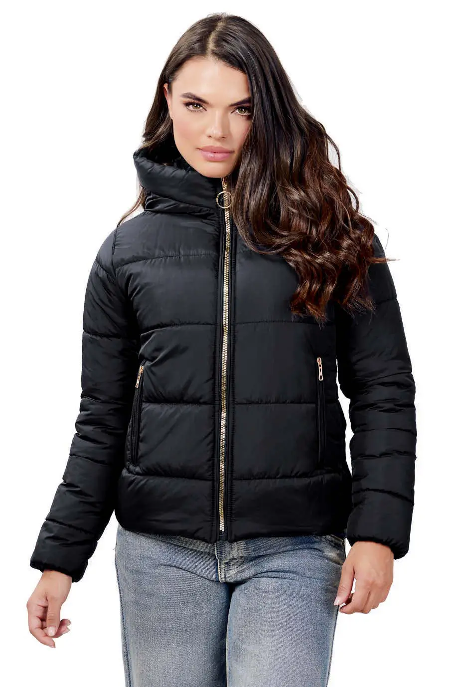 chaqueta acolchada mujer capota en tono negro con cremallera dorada y guata ligera hecha en Colombia